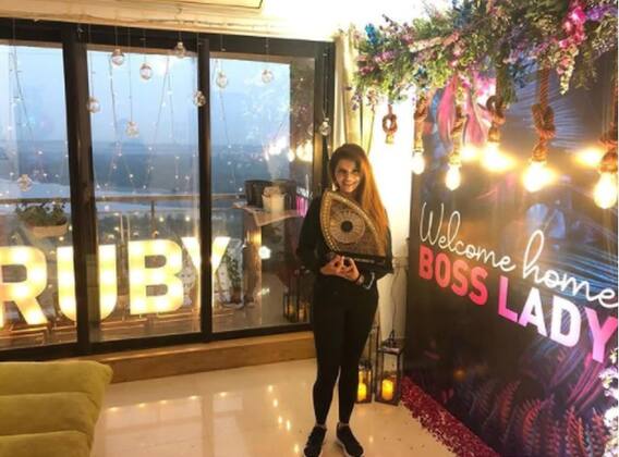 Bigg Boss 14 ਦੀ ਟ੍ਰੌਫੀ ਜਿੱਤ ਕੇ ਘਰ ਪਹੁੰਚੀ Rubina Dilaik, ਪਤੀ ਨੇ ਕੀਤਾ ਕੁਝ ਇਸ ਤਰ੍ਹਾਂ ਸੁਆਗਤ Bigg Boss 14 ਦੀ ਟ੍ਰੌਫੀ ਜਿੱਤ ਕੇ ਘਰ ਪਹੁੰਚੀ Rubina Dilaik, ਪਤੀ ਨੇ ਕੀਤਾ ਕੁਝ ਇਸ ਤਰ੍ਹਾਂ ਸੁਆਗਤ