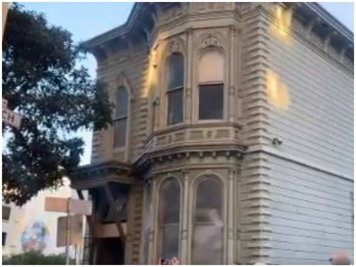 san-Francisco 139 years old house moved ਸੜਕ 'ਤੇ ਚੱਲਦਾ ਦਿਖਾਈ ਦਿੱਤਾ 139 ਸਾਲ ਪੁਰਾਣਾ ਘਰ, ਵਿਲੱਖਣ ਨਜ਼ਾਰਾ ਦੇਖ ਦੰਗ ਰਹਿ ਗਏ ਲੋਕ 