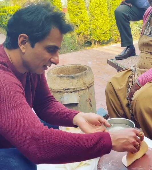 ਸੋਨੂੰ ਸੂਦ ਦਾ ਢਾਬਾ, ਤੰਦੂਰ 'ਤੇ ਰੋਟੀਆਂ ਬਣਾਉਂਦੇ ਸੋਨੂੰ ਸੂਦ