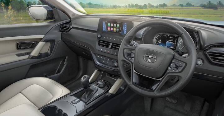 Tata Motors ਨੇ ਇੱਕ ਸਪੈਸ਼ਲ ਟ੍ਰੌਪੀਕਲ ਮਿਸਟ ਕਲਰ ਸਕੀਮ ਵਿੱਚ ਸਫ਼ਾਰੀ ਐਡਵੈਂਚਰ ਐਡੀਸ਼ਨ ਵੀ ਪੇਸ਼ ਕੀਤਾ ਹੈ। ਨਵੀਂ ਟਾਟਾ ਸਫ਼ਾਰੀ ਨੂੰ ਛੇ ਅਤੇ ਸੱਤ ਸੀਟਰ ’ਚ ਇੱਕ ਵਿਕਲਪ ਪੇਸ਼ ਕੀਤਾ ਹੈ। ਛੇ ਵੇਰੀਐਂਟ ਐਕਸਈ, ਐਕਸਐੱਮ, ਐਕਸਟੀ, ਐਕਸਟੀ + ਐਕਸਜ਼ੈੱਡ ਤੇ ਐਕਸਜ਼ੈੱਡ ਪਲੱਸ ਉਪਲਬਧ ਹੈ। ਇਸ ਨੂੰ ਆਟੋ ਡਿਮਿੰਗ ਅੰਦਰੂਨੀ ਰੀਅਰ ਵਿਊ ਮਿਰਰ, ਨੌਂ ਇੰਚ ਟੱਚਸਕ੍ਰੀਨ ਇੰਫ਼ੋਟੇਨਮੈਂਟ ਸਿਸਟਮ, ਨੌਂ ਸਪੀਕਰ, ਜੇਬੀਐਲ ਸਾਊਂਡ ਸਿਸਟਮ ਨਾਲ ਐਂਪਲੀਫ਼ਾਇਰ, ਐਂਬੀਐਂਟ ਲਾਈਟਿੰਗ, ਰੀਅਰ ਏਸੀ, ਪੈਨੋਰੈਮਿਕ ਸਨਰੂਫ਼ ਜਿਹੀਆਂ ਸਹੂਲਤਾਂ ਹਨ।