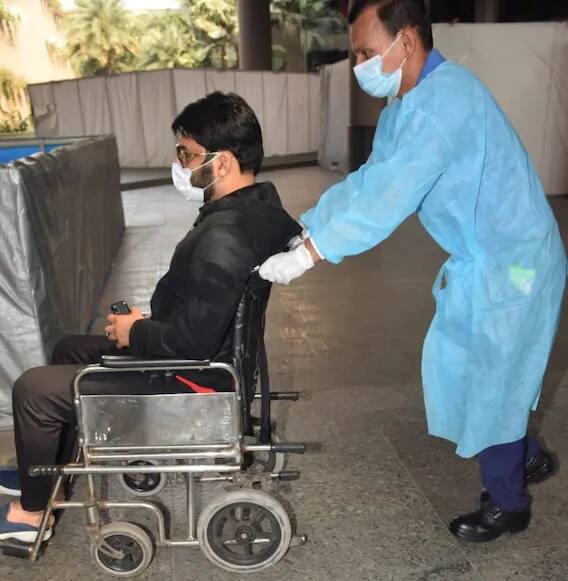 Kapil Sharma on Wheel Chair spotted at Airport ਵੀਲ੍ਹ ਚੇਅਰ 'ਤੇ ਕਾਮੇਡੀ ਕਿੰਗ ਕਪਿਲ ਸ਼ਰਮਾ, ਏਅਰਪੋਰਟ 'ਤੇ ਦੇਖ ਸਭ ਹੋ ਗਏ ਹੈਰਾਨ