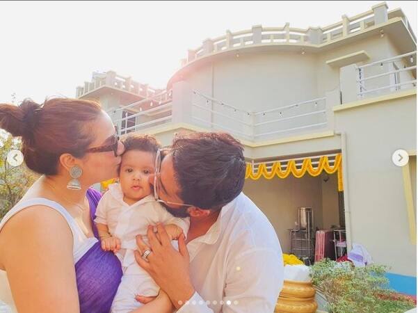 অন্নপ্রাশনের আয়োজন হয়েছিল রাজের দেশের বাড়ি হালিশহরে। সেখানেই আগের দিন সপরিবারে রওনা দিয়েছিলেন রাজ-শুভশ্রী।