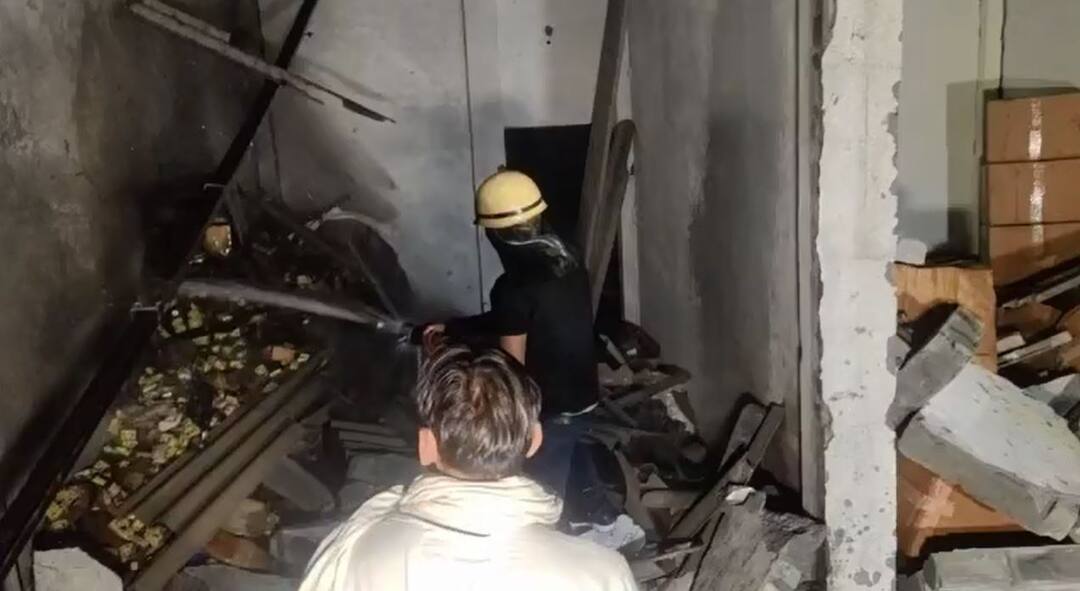 Fire at cracker factory, three workers badly burnt, condition critical ਪਟਾਕਾ ਫੈਕਟਰੀ 'ਚ ਲੱਗੀ ਅੱਗ, ਤਿੰਨ ਮਜ਼ਦੂਰ ਬੁਰੀ ਤਰ੍ਹਾਂ ਝੁਲਸੇ, ਹਾਲਤ ਗੰਭੀਰ