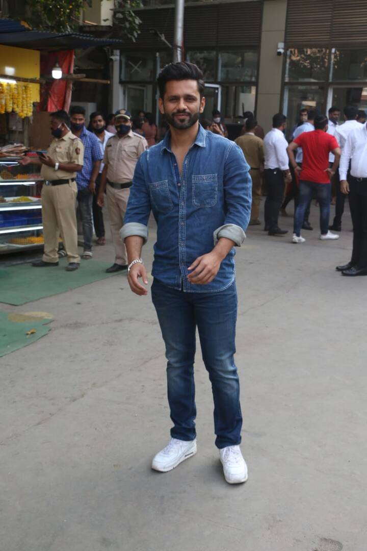 'Bigg Boss 14' finalist Rahul Vaidya was recently spotted at Siddhivinayak Temple earlier today. (Image courtesy - Manav Manglani)