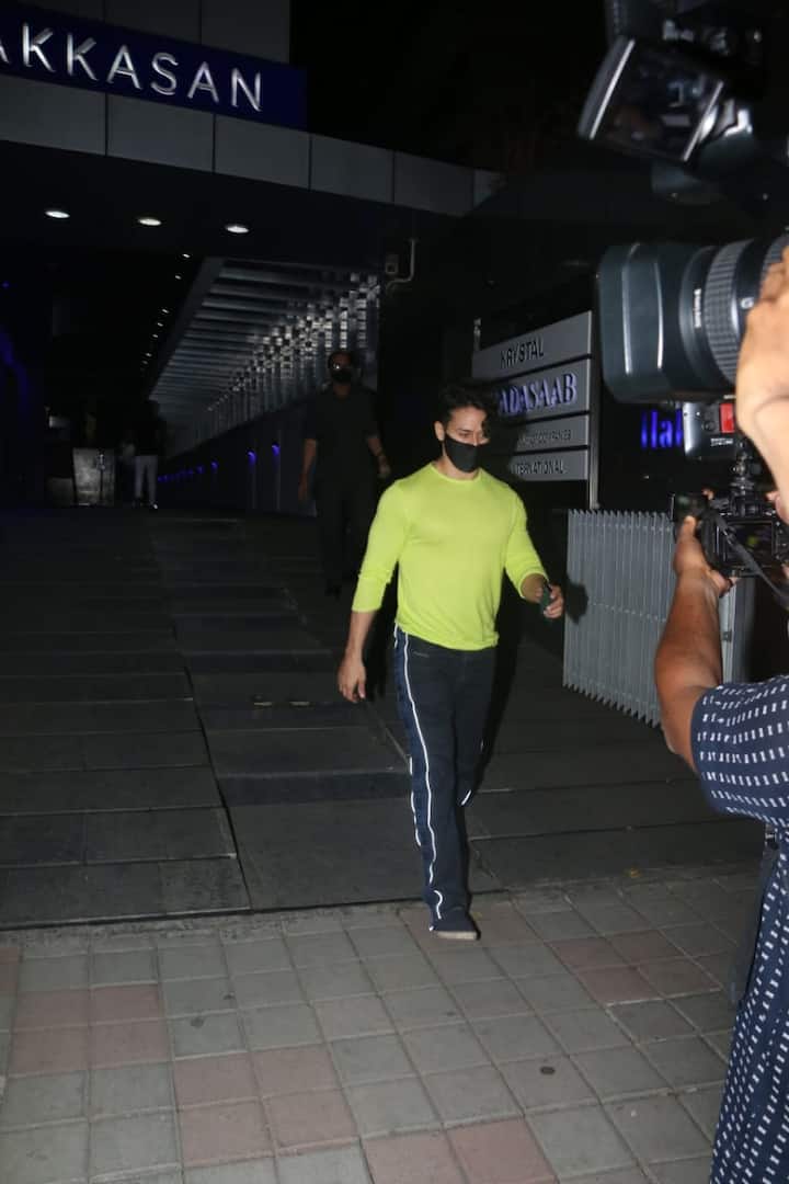 The 'Heropanti' actor was spotted wearing a neon green t-shirt and black pants. (Image courtesy - Manav Manglani)
