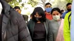 Questions on police over Disha Ravi's arrest & absconding Lakha Sidhana | Bharat Ki Baat (24.02.21)