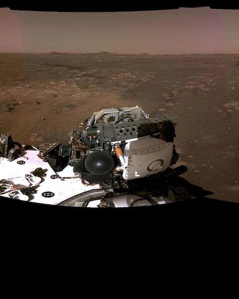 প্যারাশ্যুটের মাধ্যমে মঙ্গলের পৃষ্ঠদেশে অবতরণের প্রতি মুহূর্তের ছবি ক্যামেরা বন্দি করেছে রোভার।