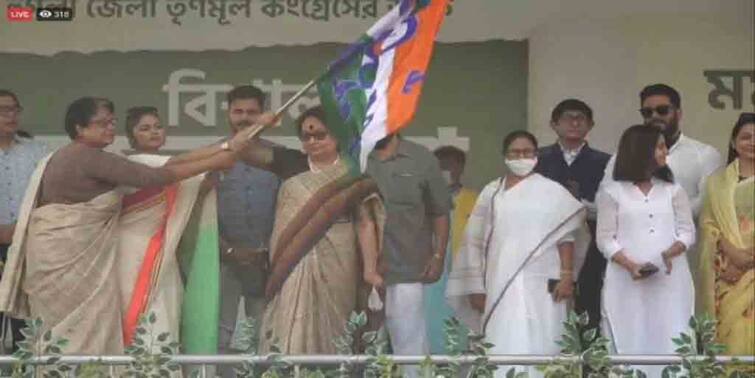 West Bengal Election 2021: Celebrities joined TMC today from the political meeting in Dunlop Maidan WB Election 2021:তৃণমূলে সায়নী, রাজ চক্রবর্তী, মনোজ তিওয়ারি সহ একঝাঁক তারকা, দলের পতাকা হাতে তুলে দিলেন মমতা