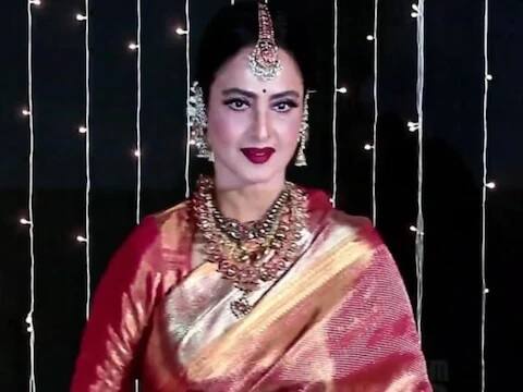 রেখা – অভিনেত্রী রেখাও খুব ছোট থেকেই অভিনয় শুরু করেছিলেন। তবে তা দক্ষিণের সিনেমা। এর অনেকটা সময় পরে সাওন ভাদো সিনেমার মাধ্যমে বলিউডে পা রাখেন। প্রথম সিনেমার পর থেকেই আর পিছু ফিরে তাকাতে হয়নি তাঁকে। (ছবি সৌজন্যে এবিপি নিউজ)