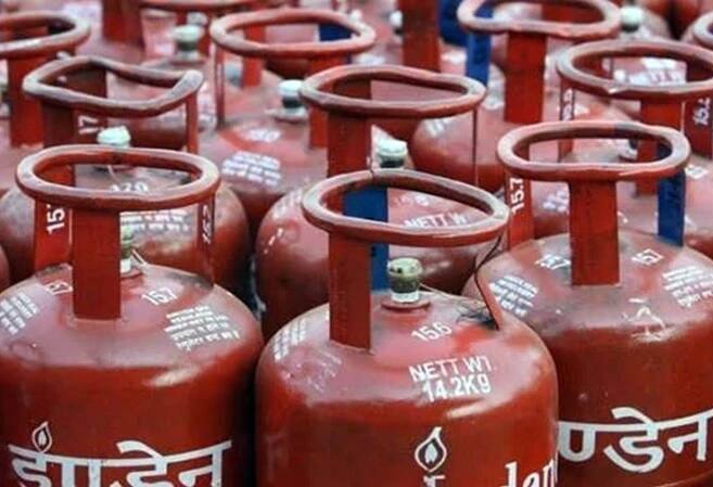 Kitchen Gas Cylinder Price increased again ਮਹੀਨੇ 'ਚ ਗੈਸ ਸਿਲੰਡਰ ਤੀਜੀ ਵਾਰ ਮਹਿੰਗਾ, ਅਸਮਾਨੀਂ ਚੜ੍ਹੇ ਰਸੋਈ ਗੈਸ ਦੇ ਭਾਅ