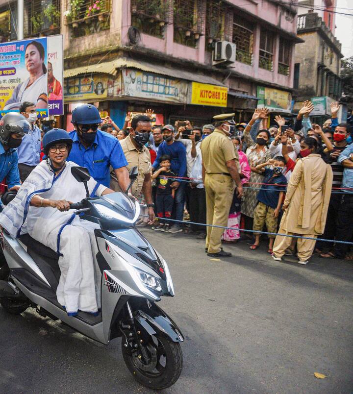 এইভাবে স্কুটার চালিয়ে বাড়ি অবধি যান মমতা বন্দ্যোপাধ্যায়। তারপর সকালের মতোই ফের নিশানা করেন বিজেপিকে। মুখ্যমন্ত্রীর কথায়, মোদি আসার আগে গ্যাসের দাম ছিল চারশো টাকা।এখন আটশো। আবার চারশোয় ফিরিয়ে আনতে হবে। আগে বিশ্ব বাজারে তেলের দাম বেশি ছিল। এখন হাফ, তাও ভারতে দাম বেশি কেন? প্রশ্ন মমতার