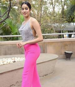 ਬੈਕਲੈੱਸ ਡਰੈੱਸ ਪਾ ਕੇ ਮੁੰਬਈ ਦੀਆਂ ਸੜਕਾਂ 'ਤੇ ਉਤਰੀ Janhvi Kapoor, ਨਜ਼ਰ ਨਾ ਹਟਾ ਪਾਏ ਦੇਖਣ ਵਾਲੇ 