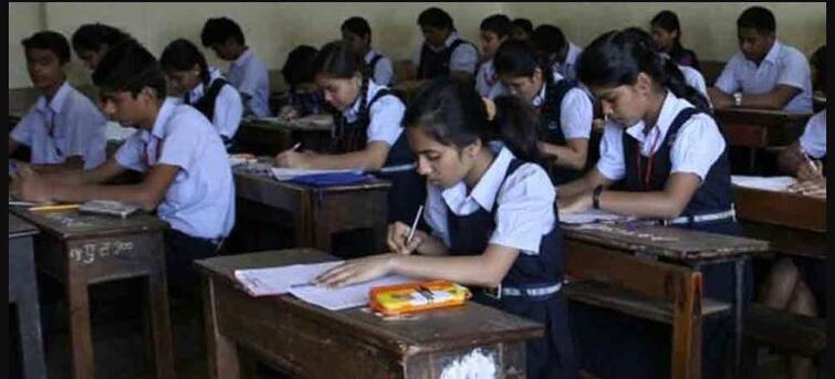 Department of Education insists on taking 10th and 12th board exams offline and on schedule दहावी आणि बारावी बोर्ड परीक्षा ऑफलाइन व वेळापत्रकानुसारच घेण्यावर शिक्षण विभाग ठाम, शिक्षणमंत्री वर्षा गायकवाड यांची माहिती