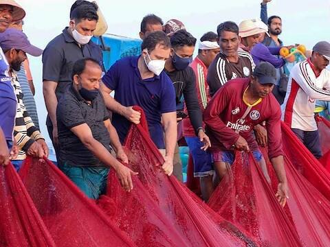 ਉਨ੍ਹਾਂ ਨੇ ਮਛੇਰਿਆਂ ਨਾਲ ਮੱਛੀਆਂ ਫੜੀਆਂ। ਰਾਹੁਲ ਨੇ ਸਮੁੰਦਰੀ ਕੰਢੇ 'ਤੇ ਪਹੁੰਚਣ ਤੋਂ ਪਹਿਲਾਂ ਲਗਪਗ 10 ਮਿੰਟ ਮਛੇਰਿਆਂ ਨਾਲ ਤੈਰਾਕੀ ਕੀਤੀ।