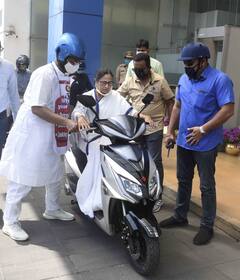 Mamata E Scooter Pics: বাড়ির পথে ই-স্কুটারে চালকের আসনে মমতা