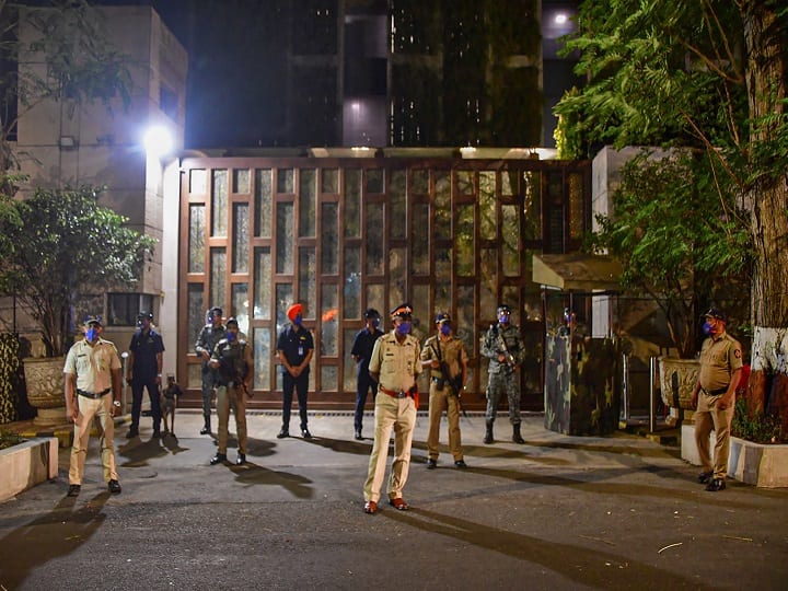 Mumbai: मुकेश अंबानी के घर का पता पूछने के मामले में एक शख्स हिरासत में लिया गया, टैक्सी ड्राइवर से दो संदिग्धों ने पूछा था एंटीलिया का एड्रेस