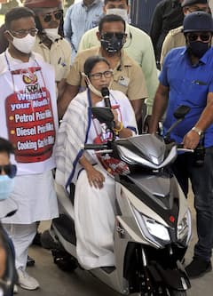 Mamata E Scooter Pics: বাড়ির পথে ই-স্কুটারে চালকের আসনে মমতা