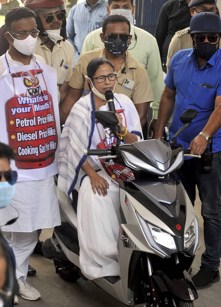 সকালে সওয়ারি। বিকেলে চালক। গত দশ বছর ধরে, রাজ্য প্রশাসনে চালকের আসনে তিনি। এবার ই-স্কুটারেও চালকের আসনে বসলেন মমতা বন্দ্যোপাধ্যায়। পেট্রোল-ডিজেলের মূল্যবৃদ্ধির প্রতিবাদে বৃহস্পতিবার ই-স্কুটারে চড়ে নবান্নে যান মমতা বন্দ্যোপাধ্যায়। তখন স্কুটার চালাচ্ছিলেন পুরমন্ত্রী ফিরহাদ হাকিম। বিকেলে সবাইকে চমকে নিজেই স্কুটারের চালকের আসনে বসে, নবান্ন থেকে বেরোন মুখ্যমন্ত্রী। আশপাশ থেকে ই স্কুটার ধরে ছিলেন নিরাপত্তারক্ষীরা ফেরার পথে।