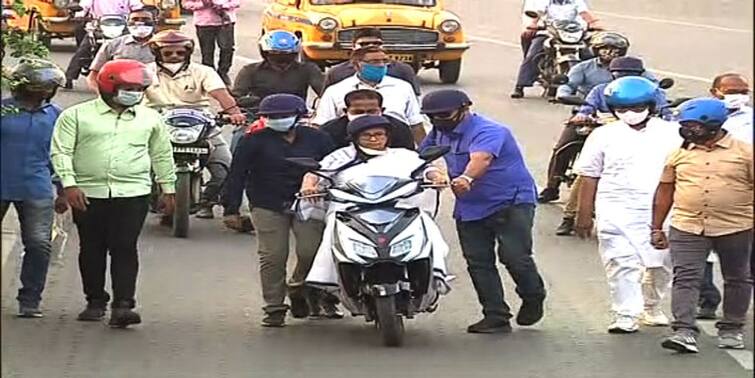 URL Fuel Price Hike: CM Mamata Banerjee returns home on e-scooter to show protest against fuel Mamata on E-Scooter: বাড়ির পথে ই-স্কুটারে চালকের আসনে মমতা
