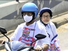 ਸਕੂਟਰ ਤੋਂ ਡਿੱਗਦੇ-ਡਿੱਗਦੇ ਬਚੀ ਮਮਤਾ ਬੈਨਰਜੀ, ਪੈਟਰੋਲ-ਡੀਜ਼ਲ ਦੀਆਂ ਵਧੀਆਂ ਕੀਮਤਾਂ ਖ਼ਿਲਾਫ਼ ਕਰ ਰਹੀ ਸੀ ਪ੍ਰਦਰਸ਼ਨ, ਦੇਖੋ VIDEO