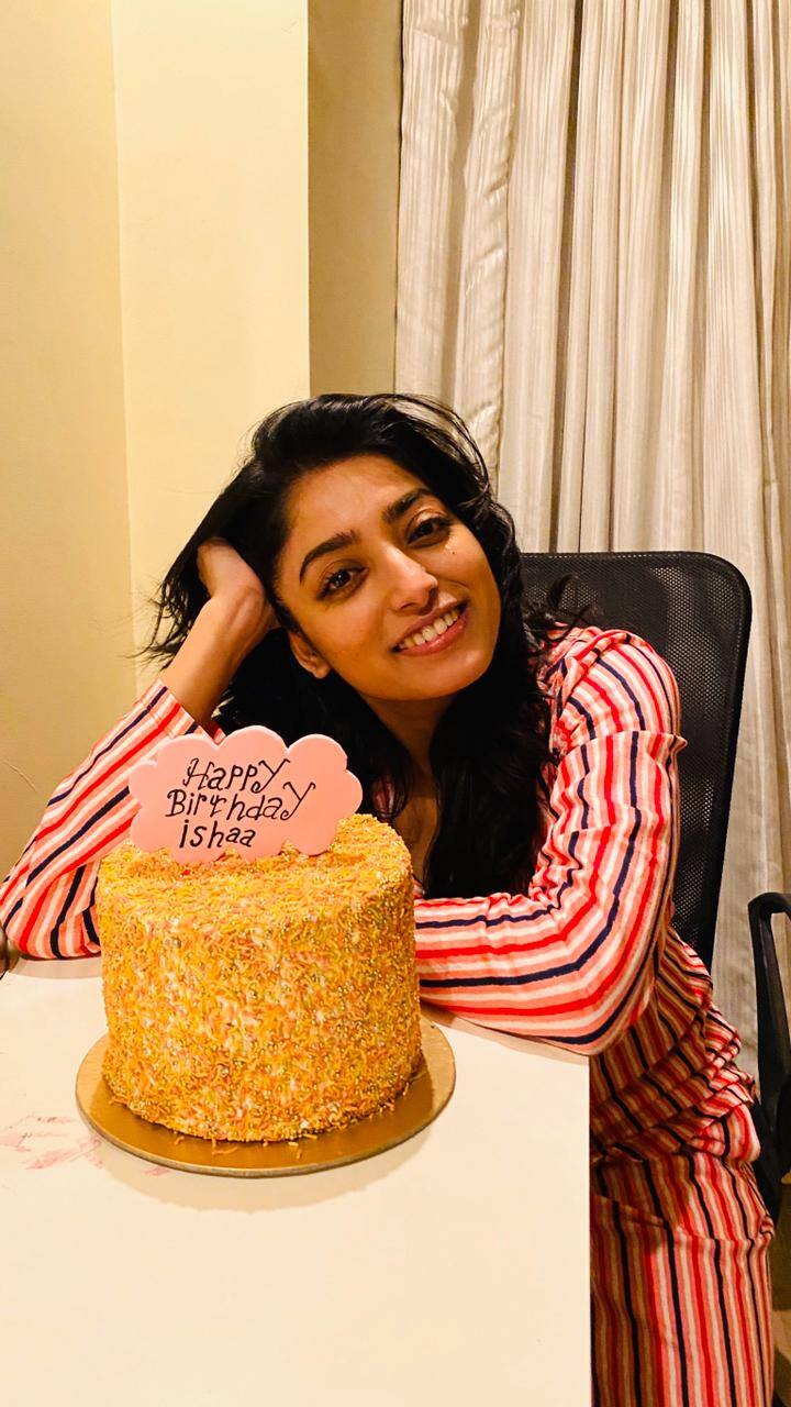 আজ জন্মদিন। কিন্তু রয়েছে কাজের ব্যস্ততাও। অগত্যা শ্যুটিং সেটেই আয়োজন। কেক কেটে জন্মদিন পালন করলেন ইশা সাহা।