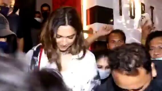 Who attempted to snatch Deepika Padukone's purse? | Khabar Filmy Hai (26 Feb 2021)