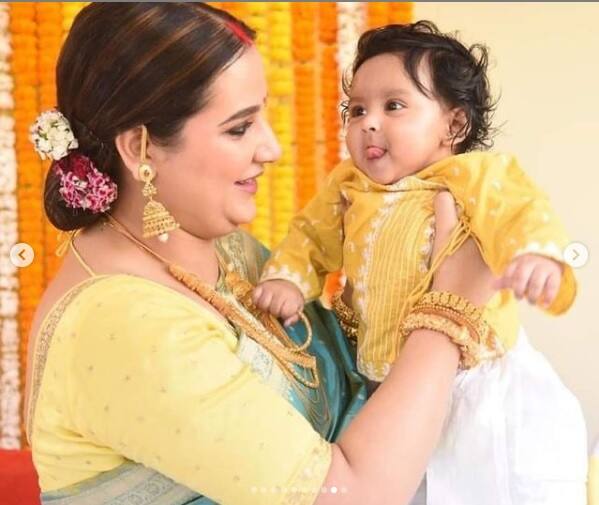 মায়ের সঙ্গে হাসিখুশি ইউভান। হলুদ পাঞ্জাবিতে ঝলমল করছিল একরত্তিও।