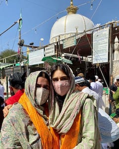 PICS: Sara Ali Khan Twins With Mom Amrita Singh In Green As They Visit Ajmer Sharif, Wishes Fans 'Jumma Mubarak'