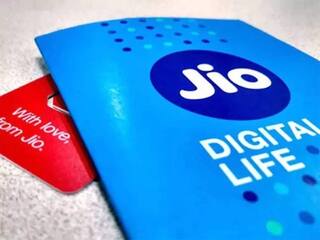 New Jio Phone Launch: ১৯৯৯ টাকার বিনিময়ে দারুণ চমক জিওর