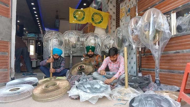 ਸਿਆਲਾਂ ਵਿੱਚ ਲੋਕਾਂ ਨੇ ਜਿੱਥੇ ਕੰਬਲ-ਰਜਾਈਆਂ, ਗੀਜ਼ਰ ਤੇ ਹੋਰ ਸਾਮਾਨ ਕਿਸਾਨਾਂ ਲਈ ਭੇਜਿਆ, ਉੱਥੇ ਹੀ ਹੁਣ ਕਿਸਾਨਾਂ ਨੂੰ ਗਰਮੀ ਤੋਂ ਬਚਾਉਣ ਲਈ ਪੱਖੇ ਭੇਜੇ ਜਾ ਰਹੇ ਹਨ।