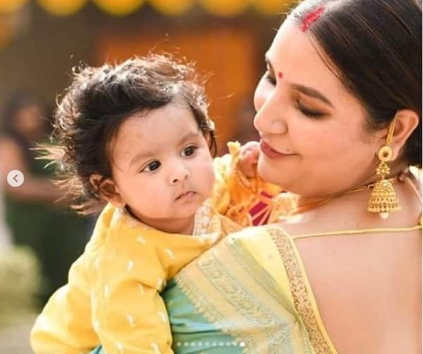 ইউভানের অন্নপ্রাশনের দিন নিজের সাজের একটি ভিডিও সোশ্যাল সাইটে আপলোড করেন শুভশ্রী। সিঁথি ভরা সিঁদুর, চেহারায় লালিত্য আর শাড়ি-গয়নায় নতুন মা শুভশ্রীর থেকে চোখ ফেরানো যাচ্ছিল না