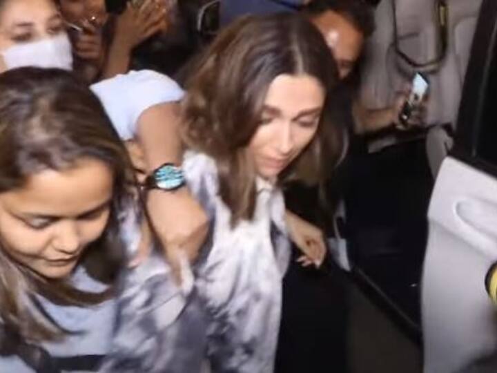 deepika padukone gets mobbed by women in public WATCH | Deepika Padukone’s Handbag Gets Snatched In Public; Actress Looks Harassed