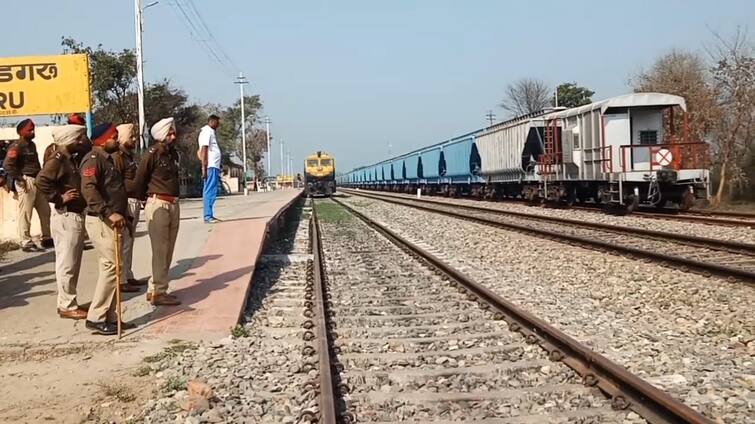 Farmers stop Aadani's Goods train ਕਿਸਾਨਾਂ ਅਡਾਨੀ ਦੀ ਕਣਕ ਨਾਲ ਭਰੀ ਮਾਲ ਗੱਡੀ ਨੂੰ ਲਾਈ ਬ੍ਰੇਕ