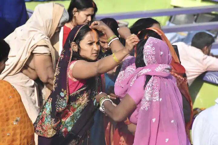 পাটনায় গঙ্গায় স্নান করার পরে মহিলারা একে অপরকে সিঁদুর পরিয়ে দেন। ছবি সৌজন্যে- পিটিআই