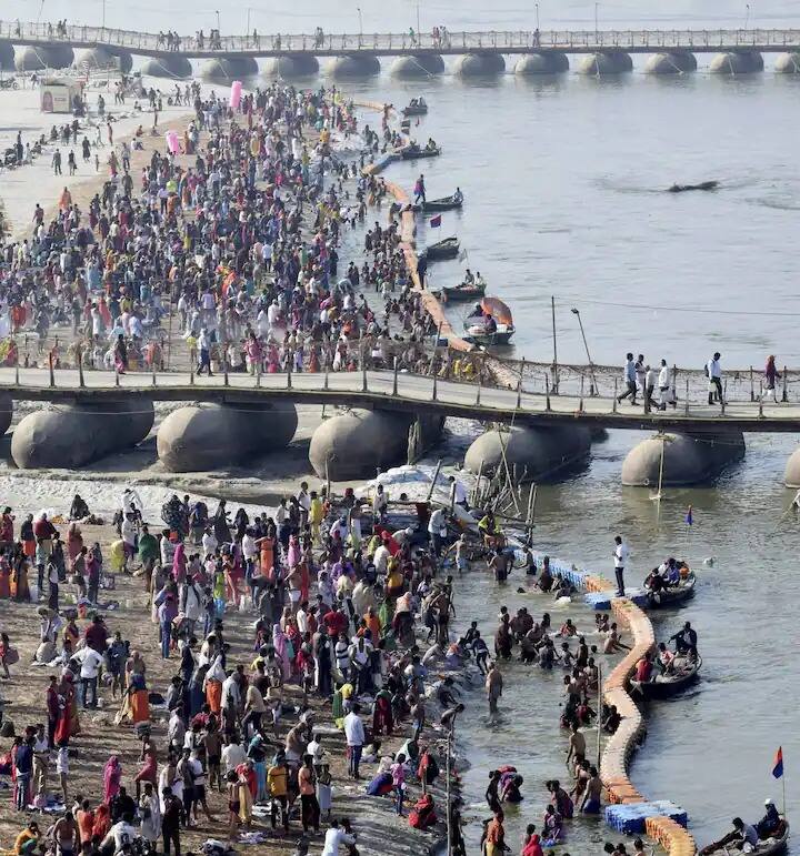 বহু হিন্দু ভক্ত এই দিনে হরিদ্বার, প্রয়াগরাজের মতো তীর্থস্থানগুলিতে যান। প্রয়াগরাজের মাঘ মেলায় অংশ নেন ভক্তরা। ছবি সৌজন্যে- পিটিআই