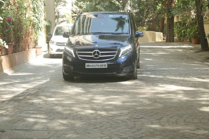 The 'War' actor was spotted leaving his residence to appear before Mumbai Police earlier today. (Image courtesy - Manav Maglani)
