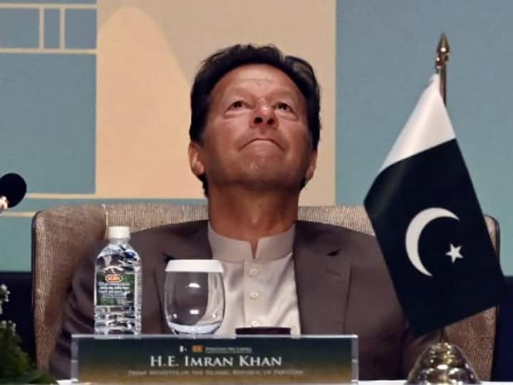Pakistan Political Crisis 24 mnas of pakistan tehreek-e-insaf likely to vote against Imran Khan at no confidence motion Pakistan Political Crisis : इम्रान खान यांचं सरकार संकटात, अविश्वास प्रस्तावाआधी PTI च्या 24 खासदारांचा मोठा निर्णय