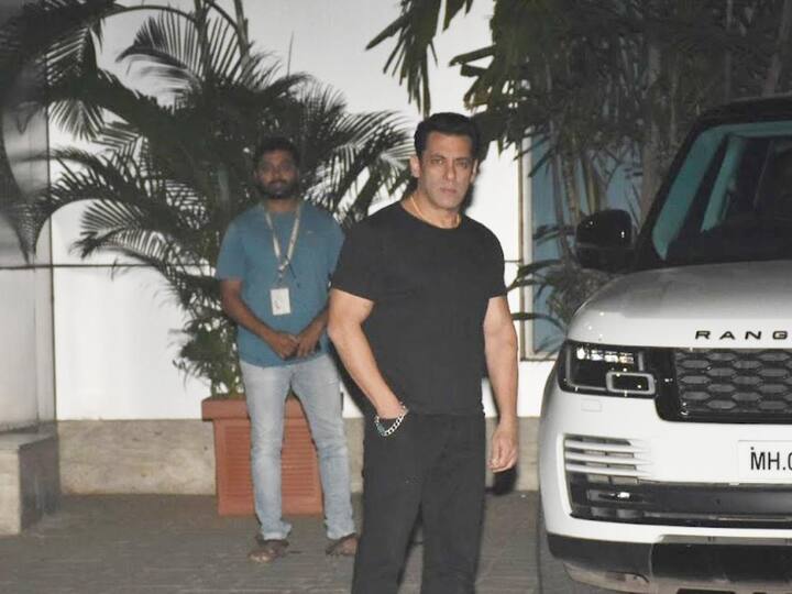 ਦਰਅਸਲ ਸਲਮਾਨ ਖਾਨ ਸ਼ਾਹਰੁਖ ਖਾਨ ਅਤੇ ਦੀਪਿਕਾ ਪਾਦੂਕੋਣ ਦੀ ਫਿਲਮ ਪਠਾਨ 'ਚ ਕੈਮਿਓ ਕਰਨ ਜਾ ਰਹੇ ਹਨ। ਸਲਮਾਨ ਖਾਨ ਨੇ ਇਸ ਫਿਲਮ 'ਚ ਕੈਮਿਓ ਲਈ ਸ਼ੂਟ ਸ਼ੁਰੂ ਕਰ ਲਿਆ ਹੈ। ਹੁਣ ਸ਼ਾਹਰੁਖ ਖਾਨ ਅਤੇ ਸਲਮਾਨ ਖਾਨ ਦੀਆਂ ਕੁਝ ਫੋਟੋਆ ਸ਼ੂਟ ਵੇਲੇ ਤੋਂ ਵਾਇਰਲ ਹੋ ਰਹੀਆਂ ਹਨ।