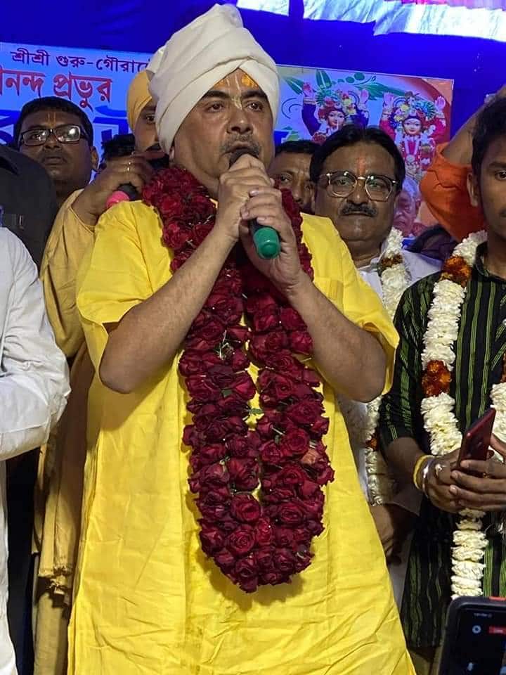 'বাংলার মেয়ে নন, বাংলাদেশি অনুপ্রবেশকারীদের ফুফু, আর রোহিঙ্গাদের খালা'। ডানকুনিতে 'রথযাত্রা'র সূচনা করে মমতা বন্দ্যোপাধ্যায়কে এই ভাষাতেই আক্রমণ করলেন শুভেন্দু অধিকারী । দাবি করলেন, 'প্রত্যেকটি থানার পুলিশ, আইবি ও সিআইডি আধিকারিকরা বিরোধীদের ফোনে আড়ি পাতছে। এই প্রশাসনের খোলনলচে পাল্টে ফেলতে হবে'।