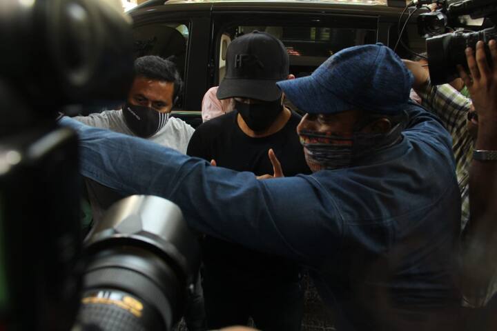 The 'Guzaarish' actor arrived at the crime branch office to record his statement in the impersonation case filed by him against Kangana Ranaut back in 2016. (Image courtesy - Manav Maglani)