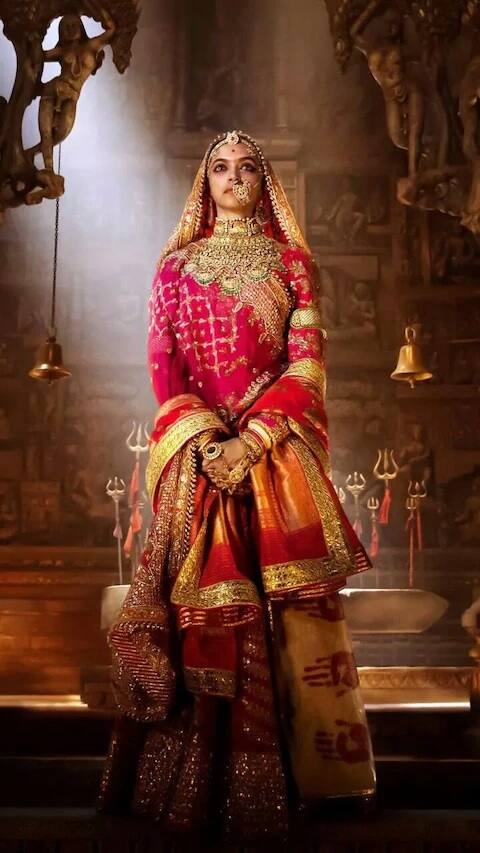ਪਦਮਾਵਤ: ਇਸ ਫਿਲਮ ਦੇ ਗਾਣੇ ਘੂਮਰ ਲਈ ਜੋ ਲਹਿੰਗਾ ਦੀਪਿਕਾ ਪਾਦੂਕੋਨ ਨੇ ਪਹਿਨਿਆ ਸੀ ਉਸ ਦੀ ਕੀਮਤ 30 ਲੱਖ ਰੁਪਏ ਦੱਸੀ ਜਾਂਦੀ ਹੈ। ਅਦਾਕਾਰਾ ਦੇ ਲਹਿੰਗੇ ਦਾ ਵਜ਼ਨ 30 ਕਿੱਲੋ ਸੀ। ਇਸ ਲਹਿੰਗੇ ਨੂੰ ਤਿਆਰ ਹੋਣ 'ਚ 600 ਦਿਨ ਲੱਗੇ ਸਨ। 200 ਕਾਰੀਗਰਾਂ ਨੇ ਇਸ ਨੂੰ ਸੋਨੇ ਨਾਲ ਤਿਆਰ ਕੀਤਾ ਸੀ।