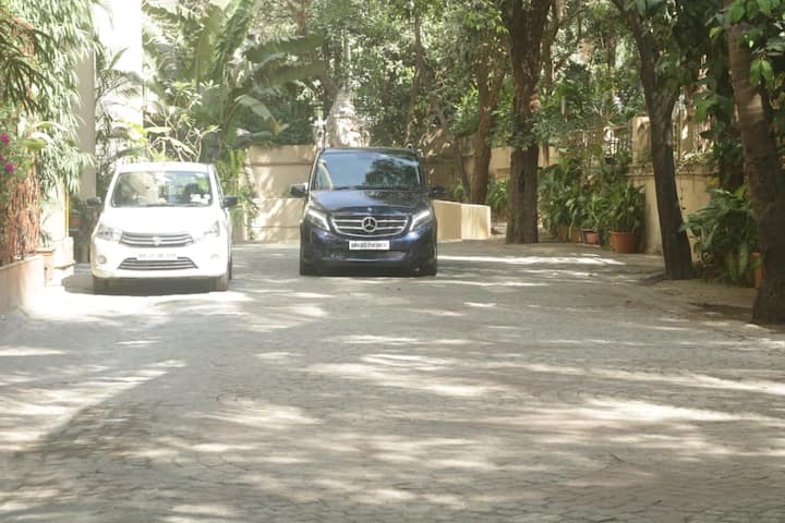 The actor will next be seen starring in Siddharth Anand's 'Fighter' opposite Deepika Padukone. (Image courtesy - Manav Maglani)