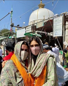 Sara Ali Khan: মায়ের সঙ্গে আজমেঢ় শরিফে সারা