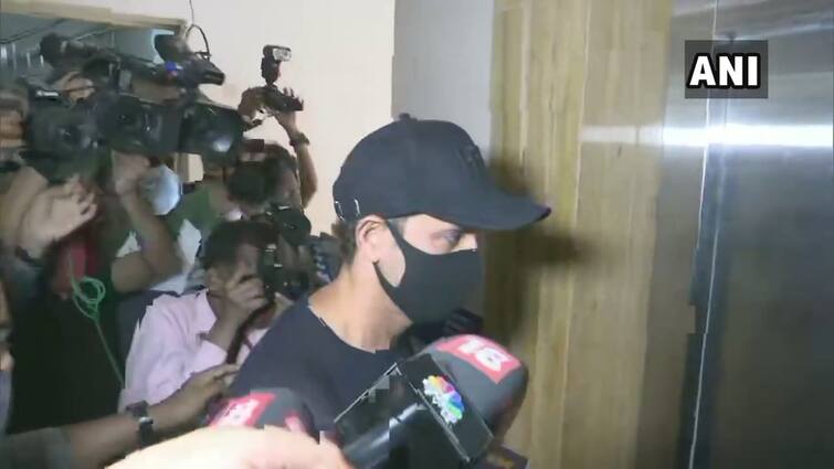 Hrithik Roshan arrives at the office of Mumbai Police Commissioner to file statement against Kangana in Fake Email ID case ਕੰਗਨਾ ਖਿਲਾਫ ਬਿਆਨ ਦਰਜ ਕਰਵਾਉਣ ਪਹੁੰਚੇ ਰਿਤਿਕ ਰੋਸ਼ਨ, ਕੰਗਨਾ ਨੇ ਮੁੜ ਕੀਤਾ ਪਲਟਵਾਰ