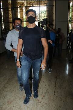 ਫਰਜ਼ੀ ਈਮੇਲ ਮਾਮਲੇ 'ਚ ਕੰਗਨਾ ਰਣੌਤ ਖਿਲਾਫ ਬਿਆਨ ਦਰਜ ਕਰਵਾਉਣ ਪਹੁੰਚੇ ਰਿਤਿਕ ਰੋਸ਼ਨ, ਤਣਾਅ 'ਚ ਤਸਵੀਰਾਂ ਆਈਆਂ ਸਾਹਮਣੇ 