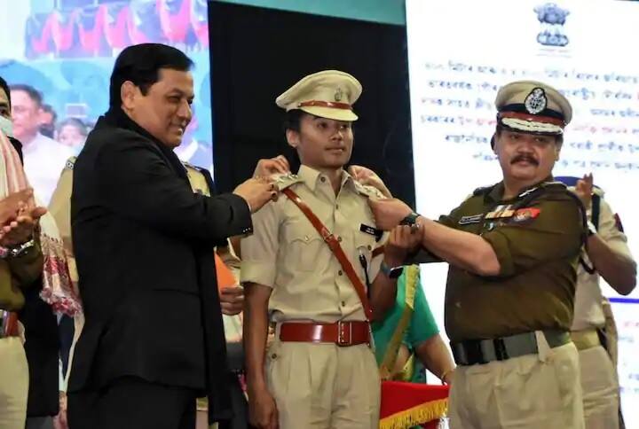 নতুন চাকরি পাওয়ার পর অনুষ্ঠানম়্চে দাঁড়িয়ে হিমা বলেন, ‘স্কুলে পড়ার সময় থেকে পুলিশ অফিসার হওয়ার স্বপ্ন দেখতাম। মা সবসময় চাইত, অসম পুলিশে কাজ করি। তাই এদিন আমার ছোটবেলার স্বপ্নপূরণ হল।’ (সব ছবি-হিমা দাসের টুইটার)