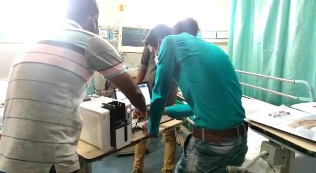 নির্বাচনের প্রাক্কালে শাসক দলের হাতিয়ার স্বাস্থ্য সাথী । পিছিয়ে নেই ব্যারাকপুর পৌরসভা । তৃণমূল পরিচালিত এই পৌরসভা লোকসভা ভোটের ফলাফলের নিরিখে বিজেপিকে টেক্কা দিতে ব্যারাকপুর বাসীকে ঢালাও স্বাস্থ্য সাথী কার্ড হাতে তুলে দিতে কোমর বেঁধে নেমে পড়েছে শাসকদল তৃণমূল ।