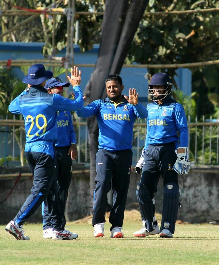 ৪৬ রানে ৪ উইকেট নিয়েছেন অর্ণব নন্দী।