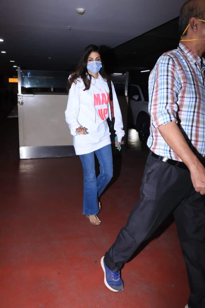 Bollywood actress Rhea Chakraborty was snapped at the Mumbai airport by the paparazzi on Sunday (February 28) night. She was spotted along with her father Indrajit Chakraborty at the airport.
