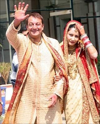 ਸੰਜੇ ਦੱਤ: ਸੰਜੇ ਦੱਤ ਨੇ ਸਾਲ 2008 'ਚ ਅਦਾਕਾਰਾ ਮਾਨਤਾ ਦੱਤ ਨਾਲ 49 ਸਾਲ ਦੀ ਉਮਰ 'ਚ ਵਿਆਹ ਕਰਵਾਇਆ ਸੀ। ਵਿਆਹ ਦੇ ਸਮੇਂ ਮਾਨਤਾ 30 ਸਾਲ ਦੀ ਸੀ। ਦੱਸ ਦੇਈਏ ਕਿ ਮਾਨਤਾ ਦੱਤ ਦੀ ਤੀਜੀ ਪਤਨੀ ਹੈ।